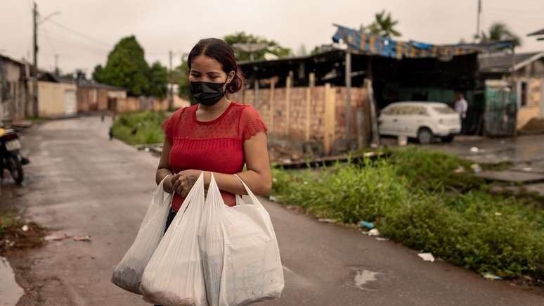 Maria Luiza segura doações de alimentos