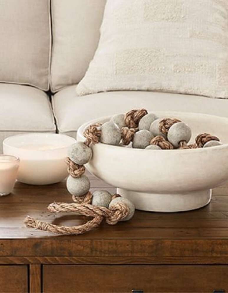 17. Colar decorativo para mesa feito com corda e pedras. Fonte: Pottery Barn
