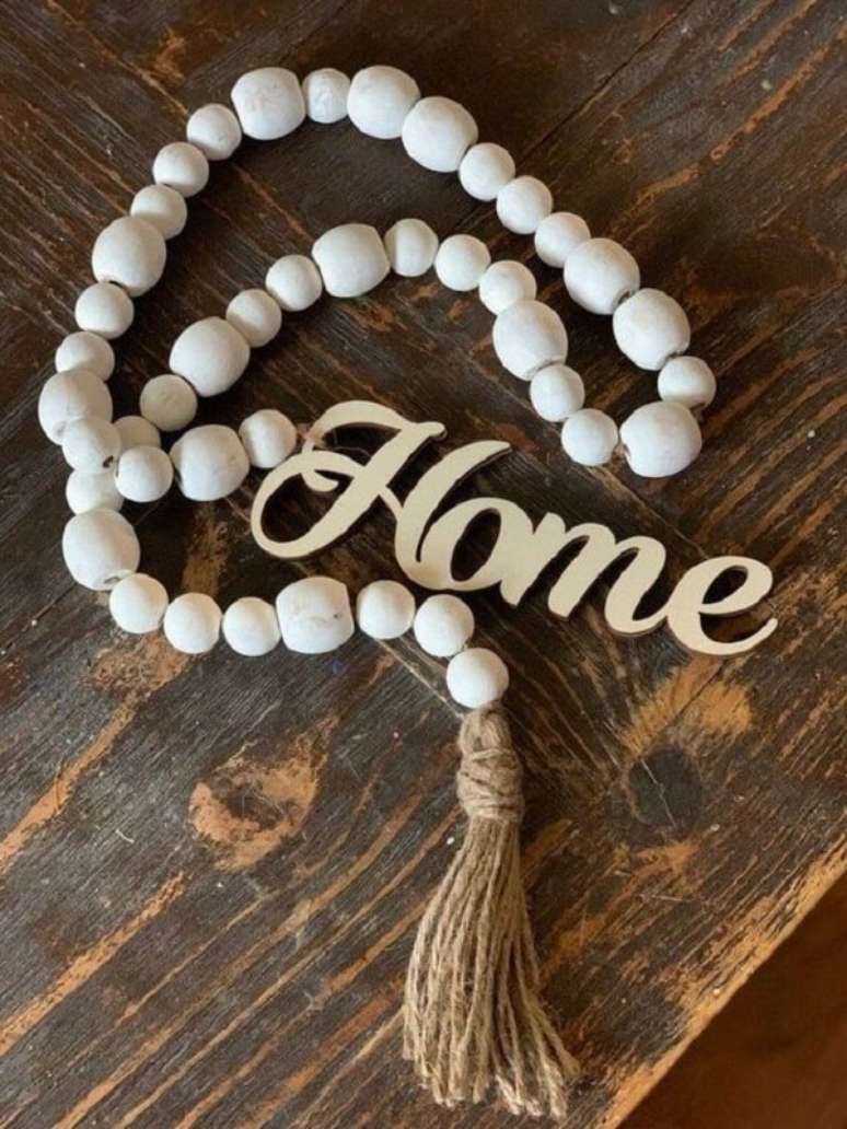 60. Colar de mesa com a palavra HOME. Fonte: Debi McGee