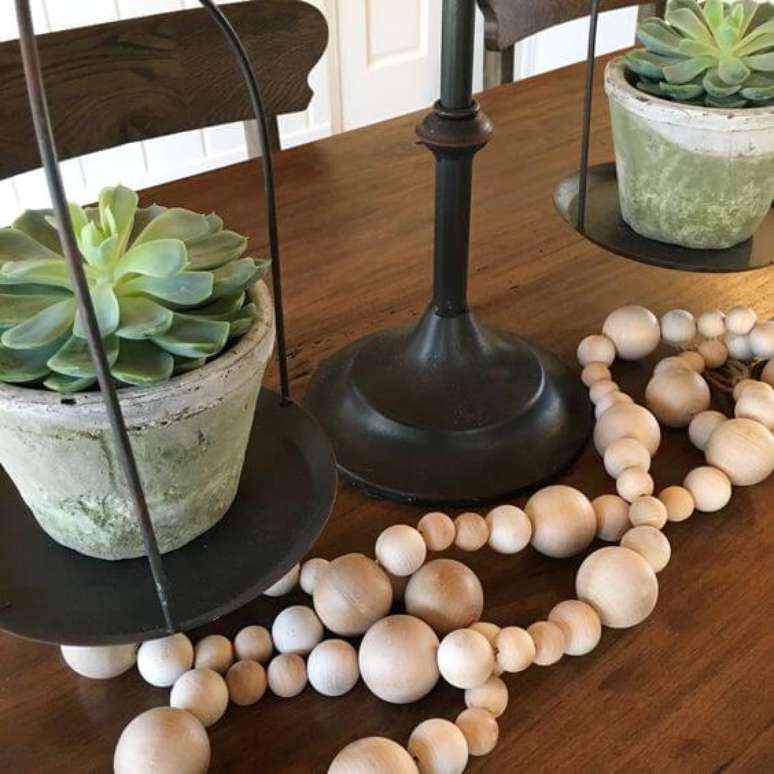 23. Decore o centro da mesa de jantar com colar de mesa decorativo. Fonte: Mindfully Gray