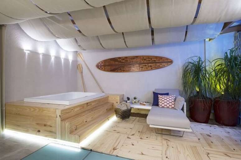 11. Decora&ccedil;&atilde;o de terra&ccedil;o com jacuzzi &ndash; Foto lorraynezucolotto