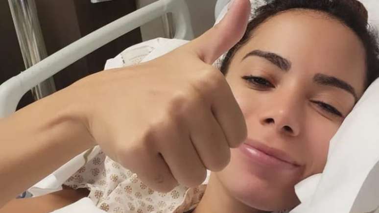 Anitta tranquiliza fãs ao surgir no hospital