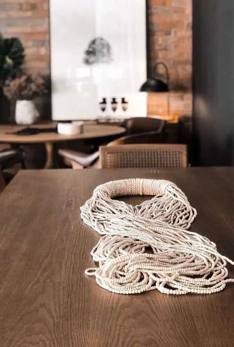 33. As pequenas mi&ccedil;angas do colar de mesa decorativo trazer um toque delicado para a mesa de jantar. Fonte: Decor F&aacute;cil