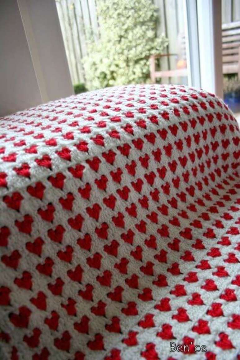 39. Os cora&ccedil;&otilde;es desta manta de croch&ecirc; &eacute; interessante por dar mais vida &agrave; pe&ccedil;a. Foto: Ben&rsquo;ce Arma