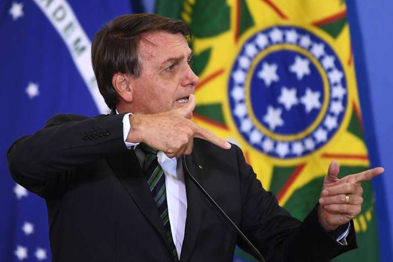 'Batem em mim porque venda de armas é recorde', diz Bolsonaro