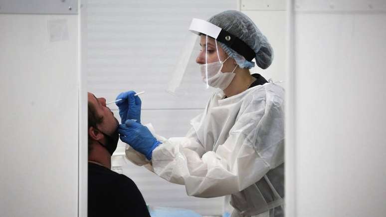 Pessoas em contato pr&oacute;ximo com Putin s&atilde;o obrigadas a fazer quatro testes de PCR