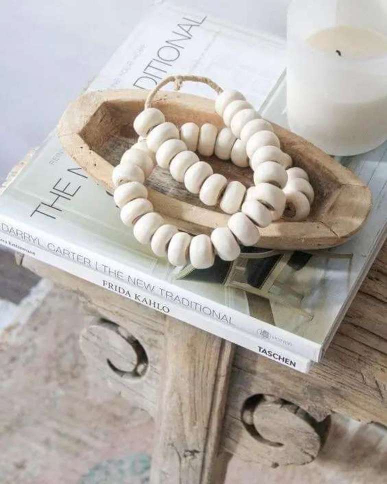 42. O colar de mesa &eacute; uma pe&ccedil;a artesanal. Fonte: Global Home Decor