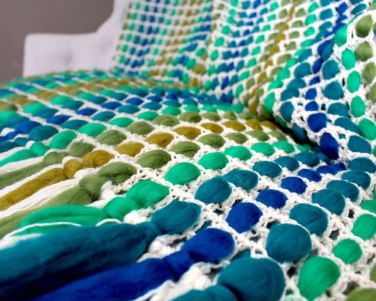 40. Alguns detalhes deixam a manta de croch&ecirc; ainda mais interessante. Foto: Etsy
