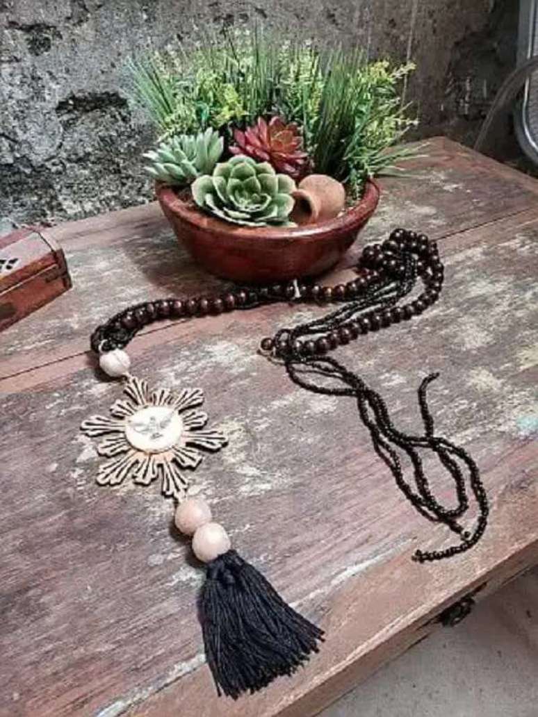 29. Colar decorativo para mesa com a imagem do Esp&iacute;rito Santo. Fonte: Elo7