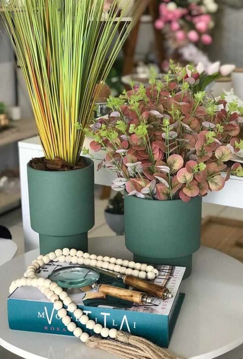 38. Vasos de plantas e colar para mesa de centro. Fonte: Decor F&aacute;cil