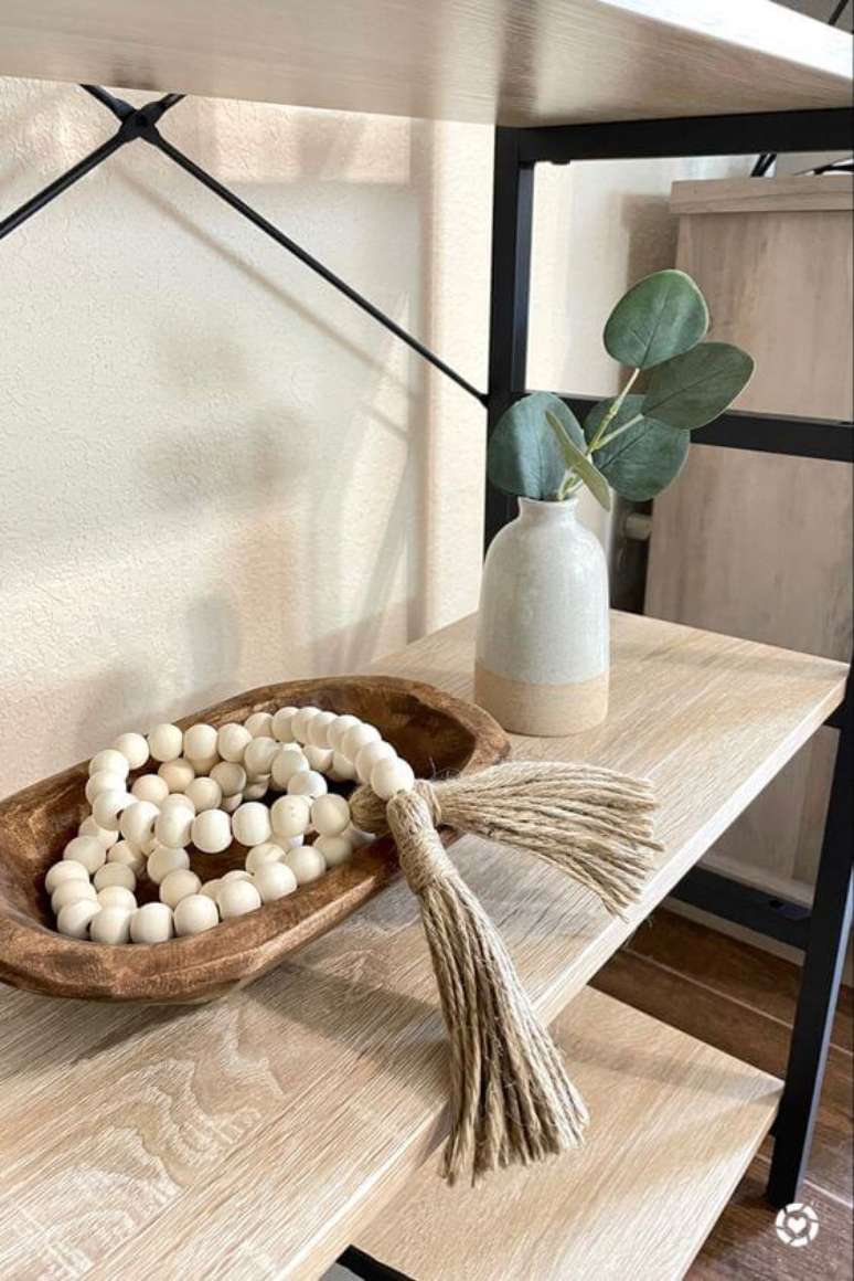 20. Inove e crie uma linda decora&ccedil;&atilde;o com colar de mesa. Fonte: Victoria Cardenas
