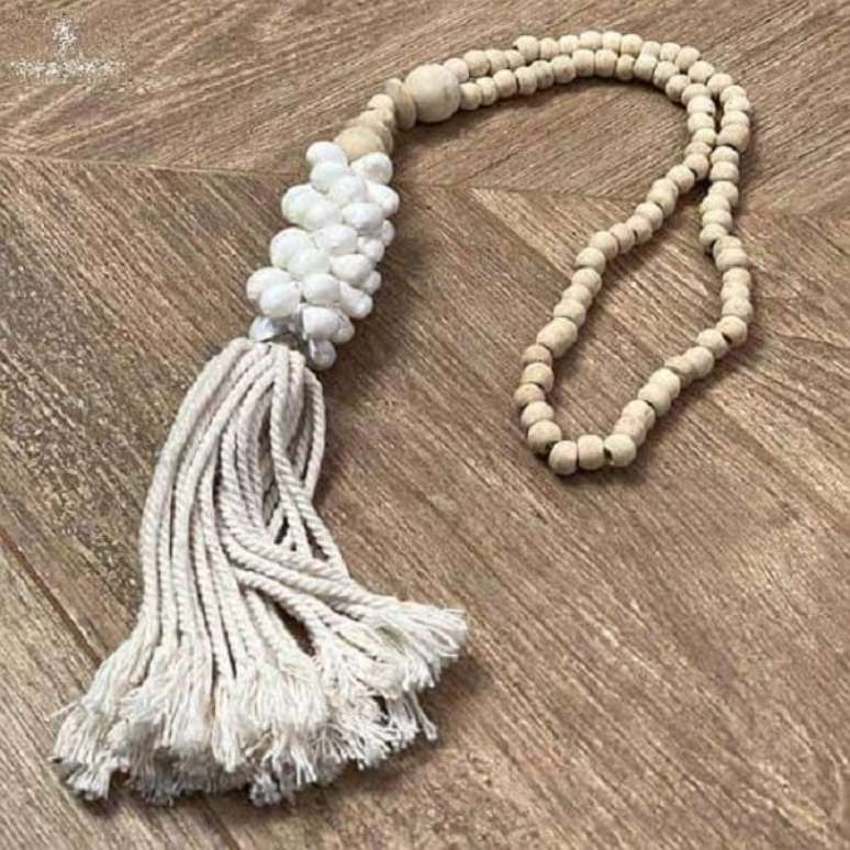 31. Colar decorativo para mesa feito com continhas de madeira. Fonte: Arte e Sintonia