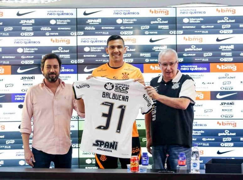 Balbuena sendo apresentado no Corinthians, ao lado de Duílio e Roberto (Foto: Rodrigo Coca / Agência Corinthians)