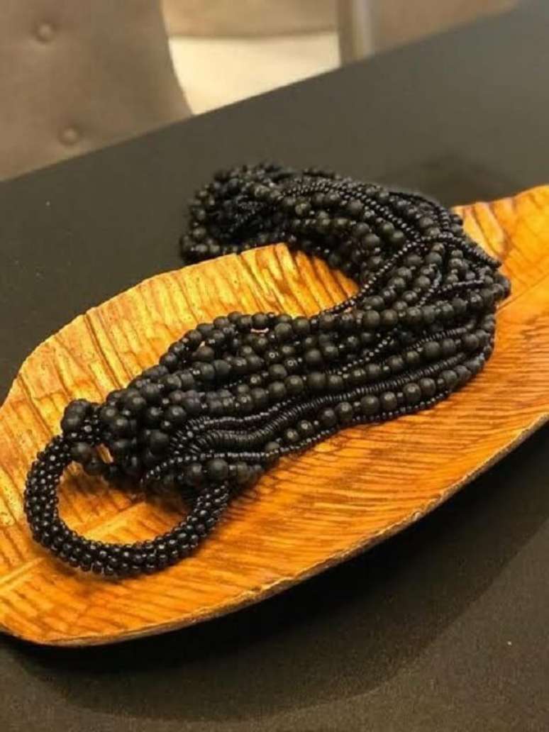 7. Colar para decora&ccedil;&atilde;o de mesa de jantar preta. Fonte: Layse Pinho