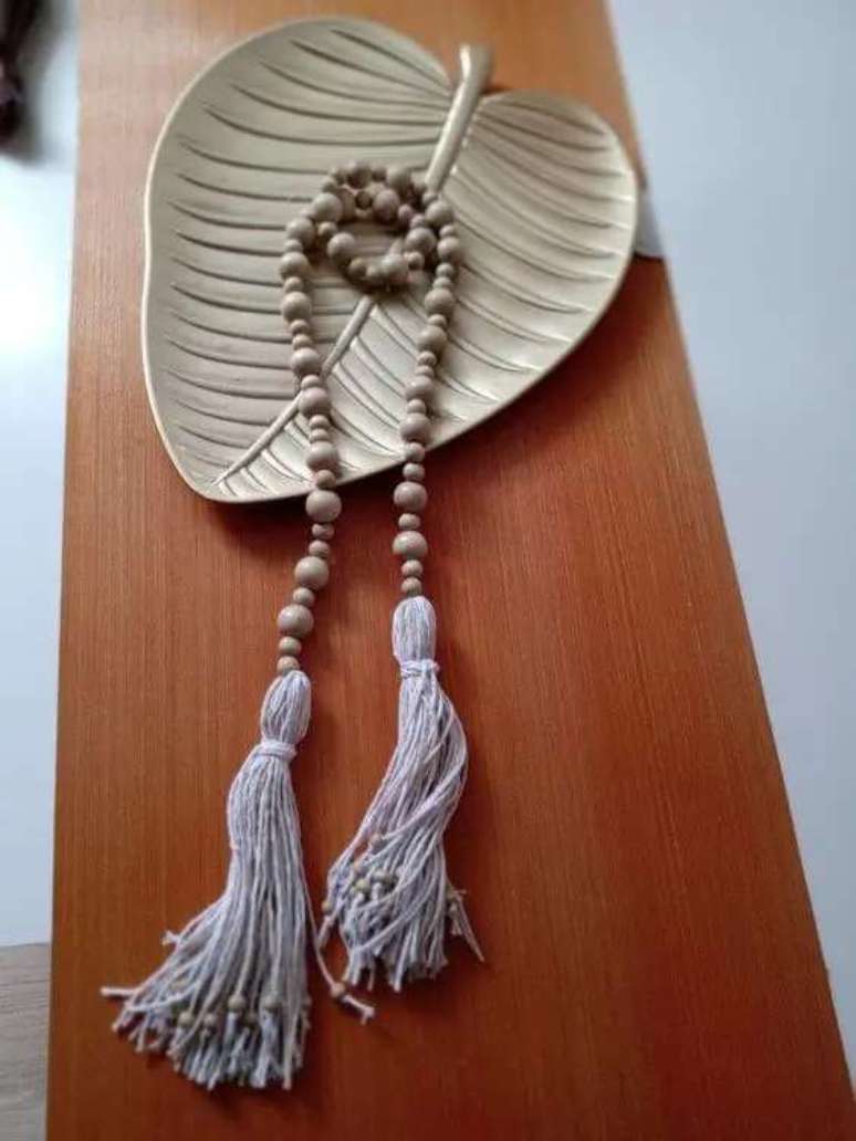 22. Modelo e colar para decora&ccedil;&atilde;o de mesa. Fonte: Alba Gon&ccedil;alves