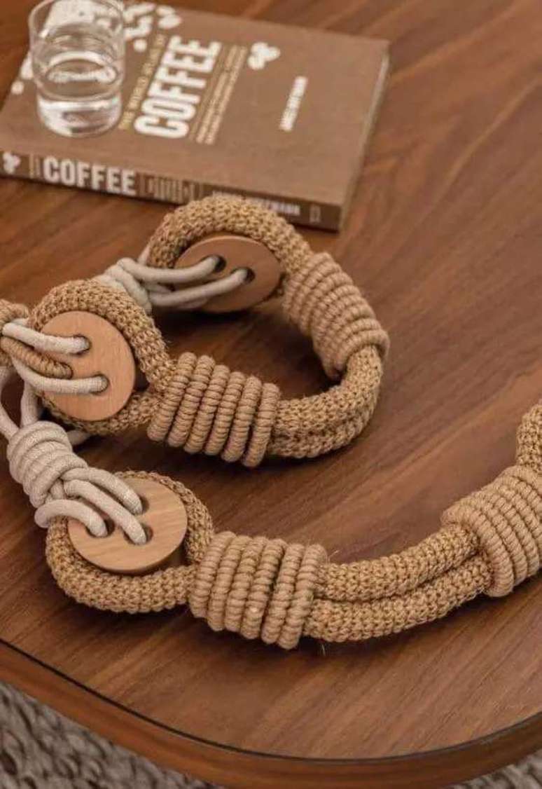 50. O colar de mesa deve ser proporcional ao tamanho do m&oacute;vel. Fonte: Decor F&aacute;cil