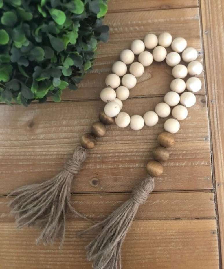 27. O colar de mesa decorativo traz delicadeza ao ambiente. Fonte: Etsy