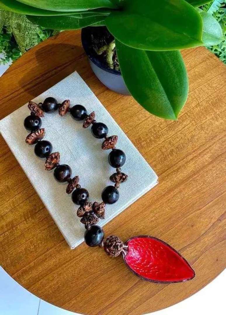 58. O colar de mesa &eacute; uma pe&ccedil;a artesanal e delicada. Fonte: Decor F&aacute;cil