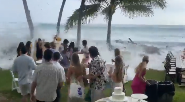 Ondas gigantes invadem festa de casamento no Havaí