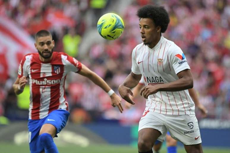 Jules Koundé foi um dos principais nomes do Sevilla nas últimas temporadas (Foto: JOSE JORDAN / AFP)
