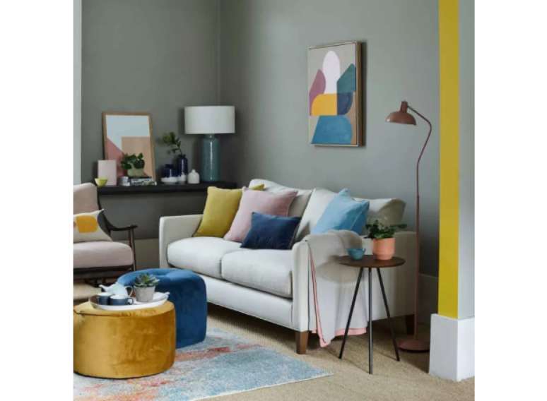 Adicione uma por&ccedil;&atilde;o sutil de cor para dividir a sala em plano aberto