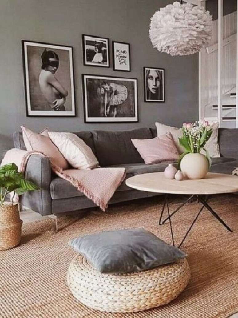 60. Decoração de sofá com manta rosa – Foto A casa Delas