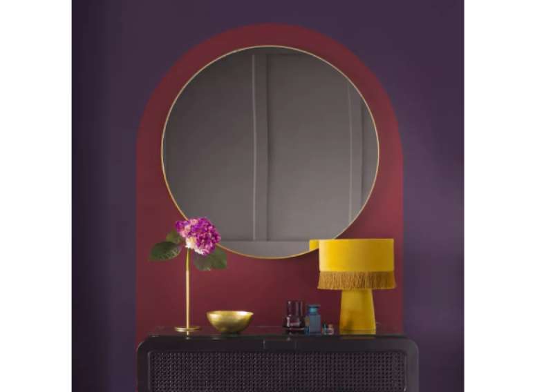 Enquadre uma penteadeira com um arco pintado