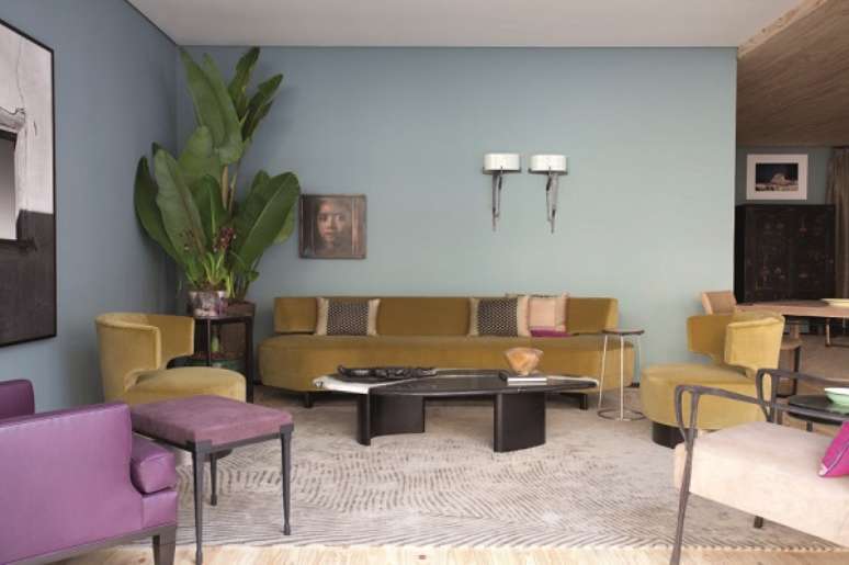 93. Sala colorida decorada com cores que combinam com roxo – Foto Casa Claudia