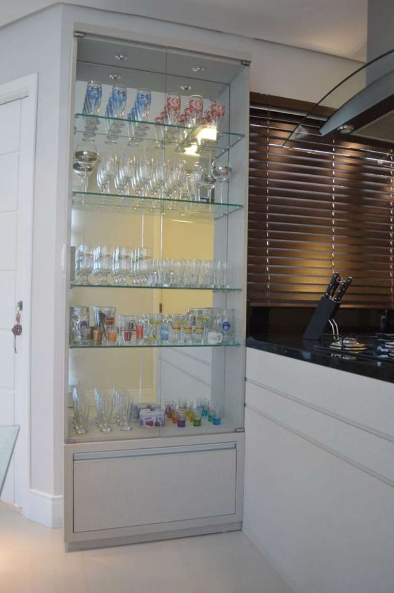 60. Cozinha americana com cristaleira de vidro e madeira moderna &ndash; Via: Denise Machry