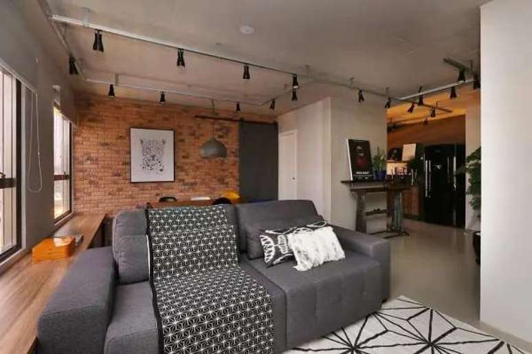 8. Sofá com manta cinza para sala de estar moderna – Foto SP Estudio