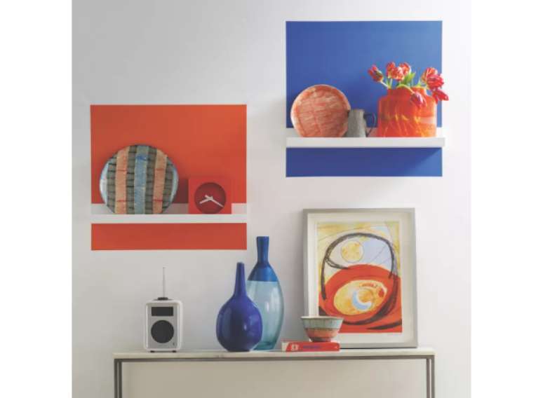 Pinte quadrados em um corredor e posicione l&aacute; algumas prateleiras