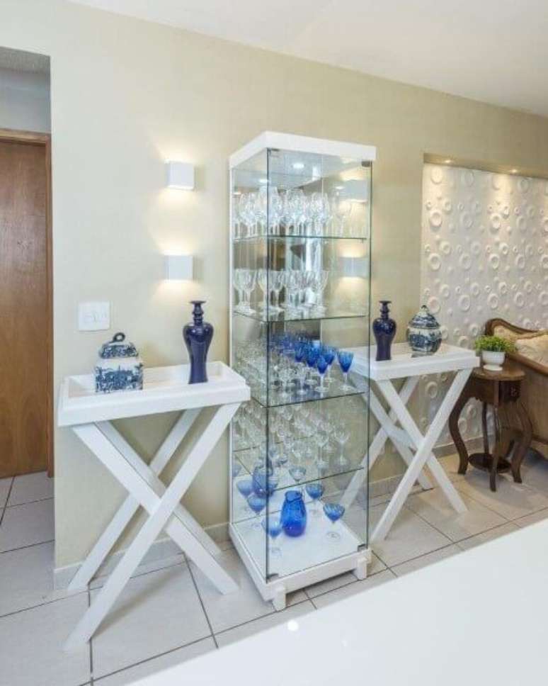 18. Cristaleira branca de vidro com aparadores combinando ao lado &ndash; Via: Renove Projetos