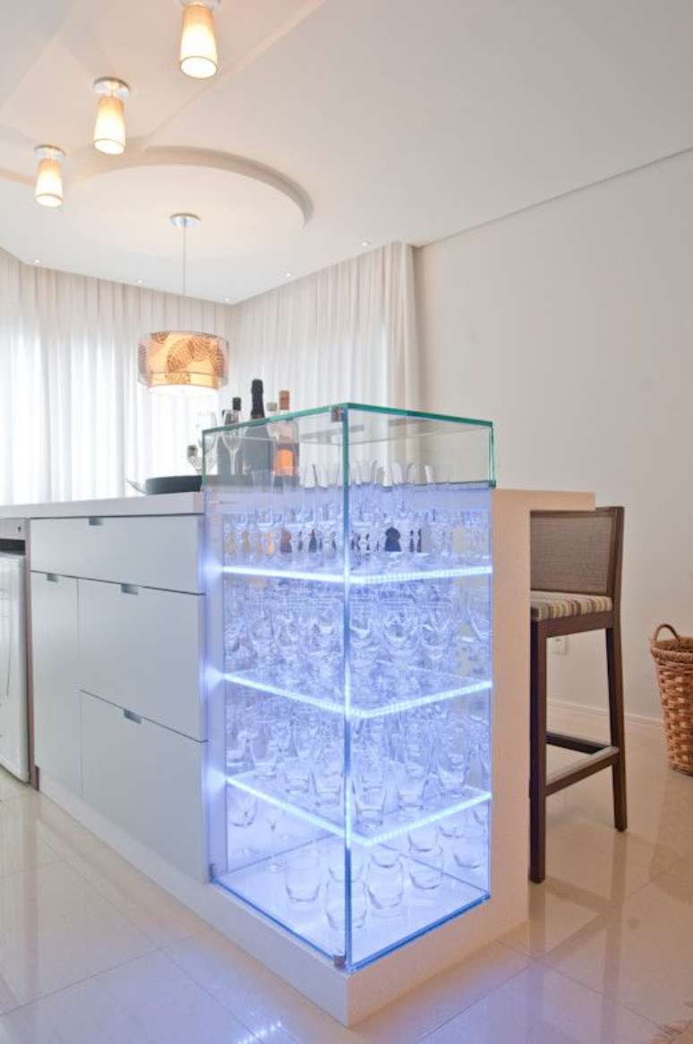 46. Cristaleira de vidro com led na sala de estar moderna, próximo ao bar – Via: Homify