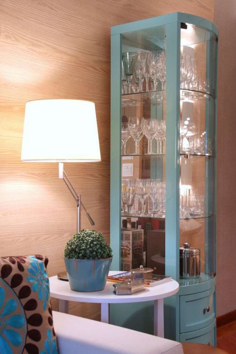 21. Cristaleira retr&ocirc; de vidro azul &ndash; Via: Olha Isso