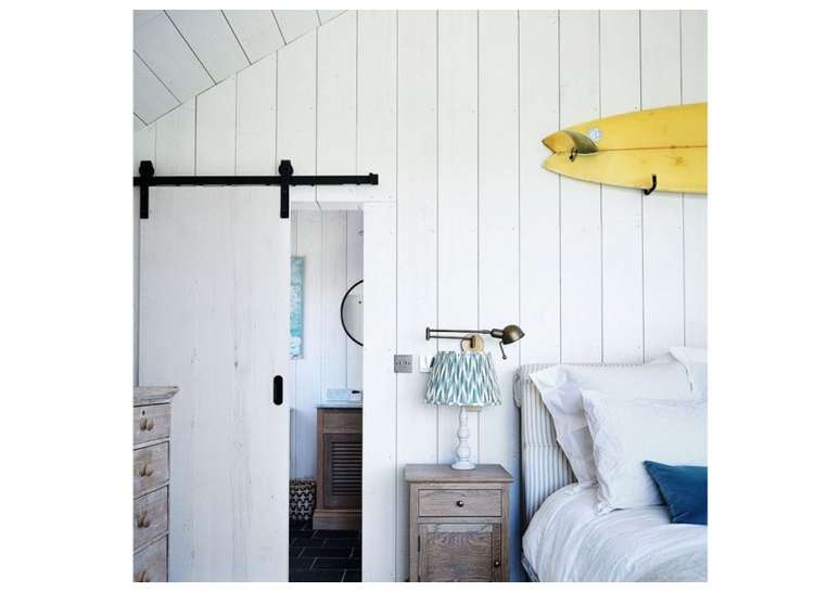 D&ecirc; ao seu espa&ccedil;o uma sensa&ccedil;&atilde;o reconfortante e coesa, levando os pain&eacute;is de parede at&eacute; o teto.