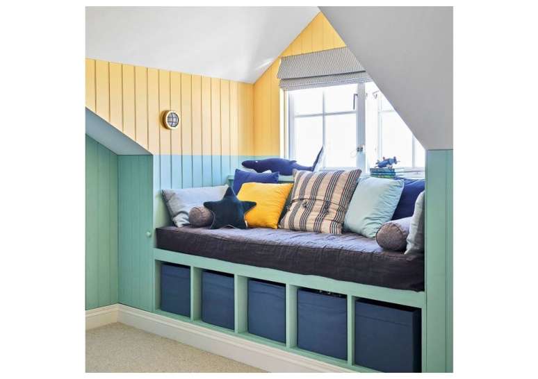 Adicione um pouco de alegria aos seus pain&eacute;is de parede, combinando-os com a pintura do quarto. Embora voc&ecirc; possa optar por todas as paredes de uma cor s&oacute;, adicione um n&iacute;vel extra de estilo, pintando as duas metades das paredes em cores diferentes.