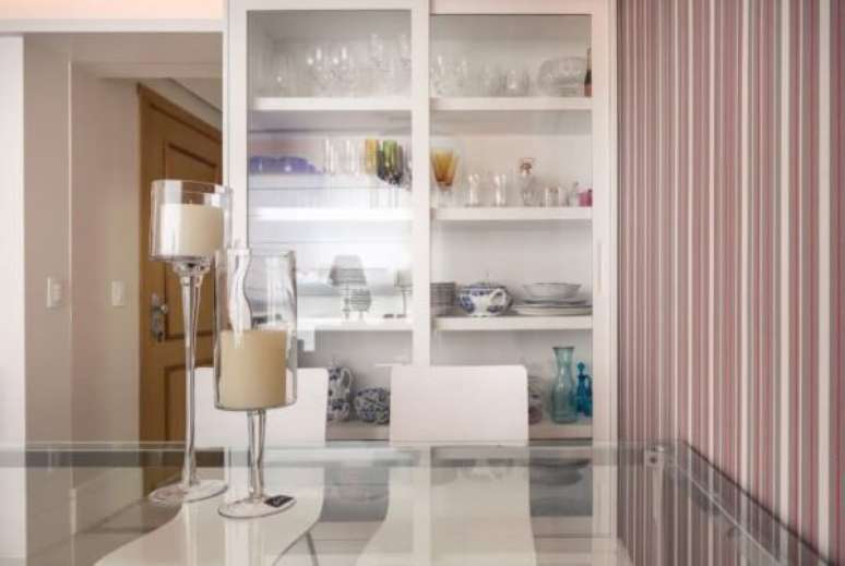 28. Sala de jantar com cristaleira de vidro moderna &ndash; Via: Braccini Lima
