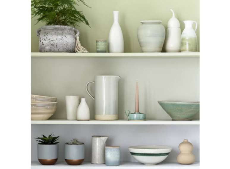 Experimente usar uma pintura degrad&ecirc; nas prateleiras