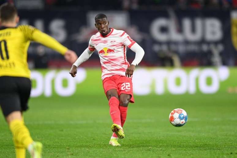 PSG negocia chegada de Mukiele com o RB Leipzig (Twitter/@NordiMukiele)