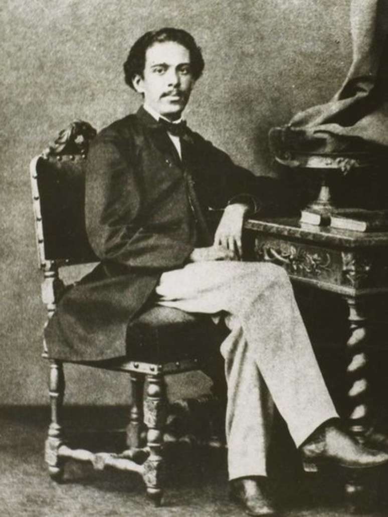 Machado de Assis em sua escrivaninha