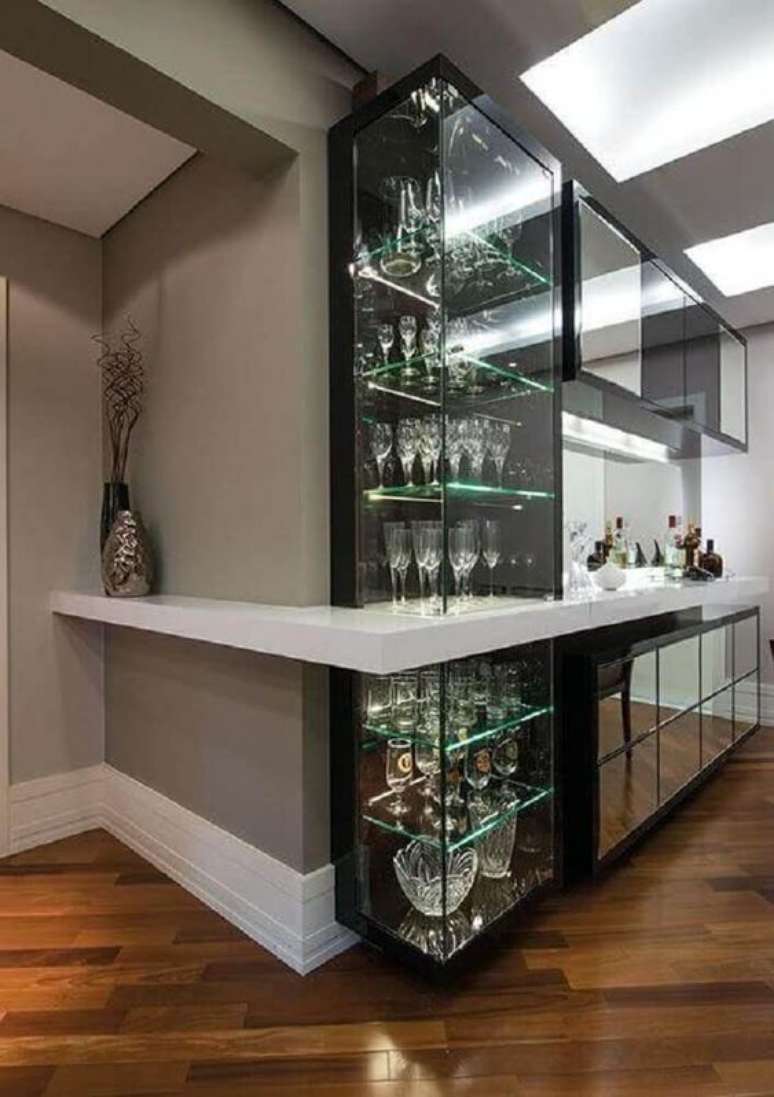 41. Bar moderno com cristaleira de vidro – Via: Revista VD