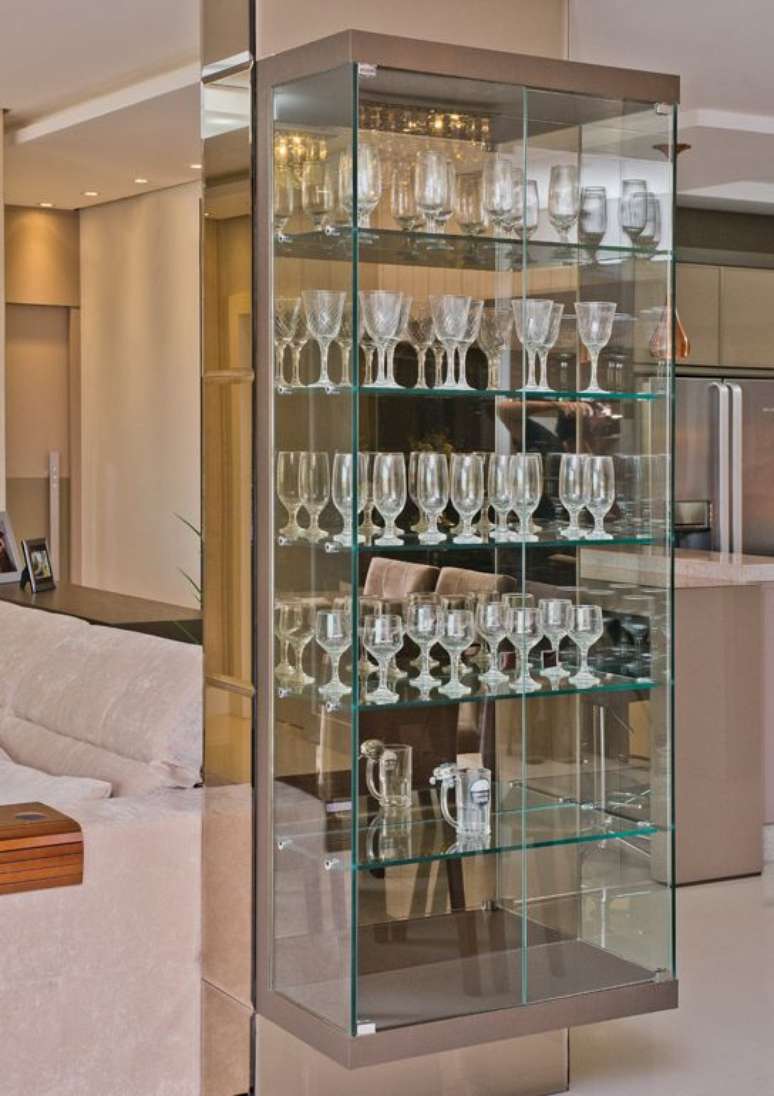 4. Cristaleira de vidro na sala de estar moderna – Via: Vitrallo Vidros