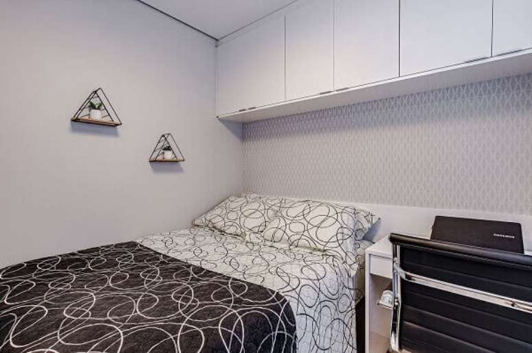 26. Como organizar um quarto pequeno de solteiro com decoração de ambientes neutros – Foto Ana Johns