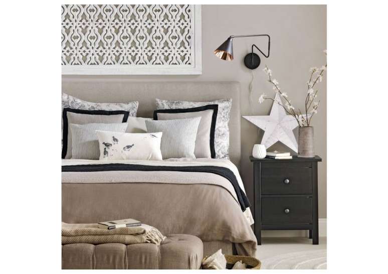 Um painel de fretwork adiciona um elemento decorativo delicado em seu quarto e mostra suas sensibilidades art&iacute;sticas. Coloque acima da sua cama para centraliz&aacute;-la como o ponto focal do ambiente.