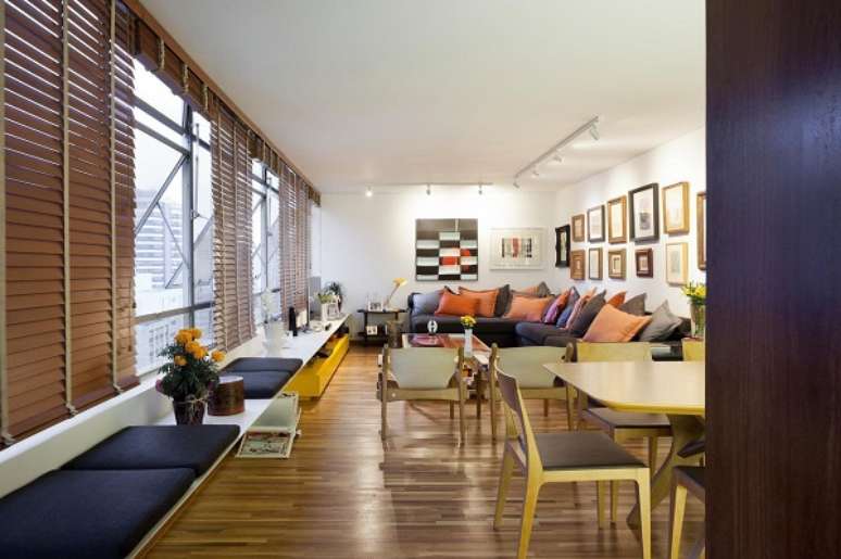 33. Decoração de ambientes com cores que combinam com amarelo para sala de estar e jantar – Foto Pascali Semerdjian Arquitetos