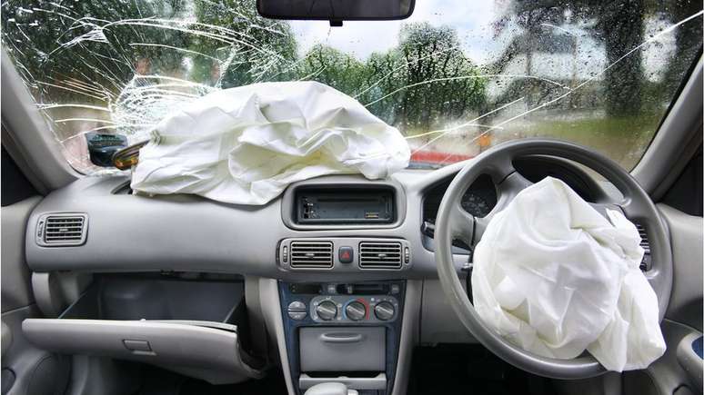 A caixa-preta pode detectar se os sistemas de segurança do veículo, como cintos de segurança ou airbags, funcionaram no acidente