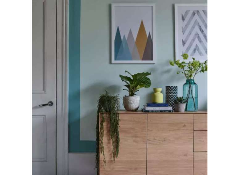 Emoldure a parede de galeria com cor