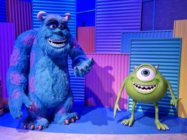 James Sullivan e Mike, de Monstros S.A., no Mundo Pixar