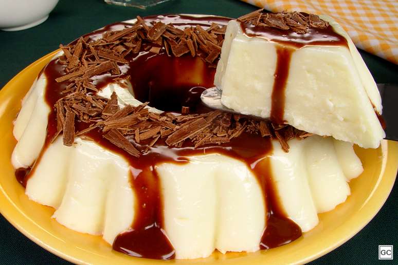Manjar com calda de chocolate | Foto: Guia da Cozinha