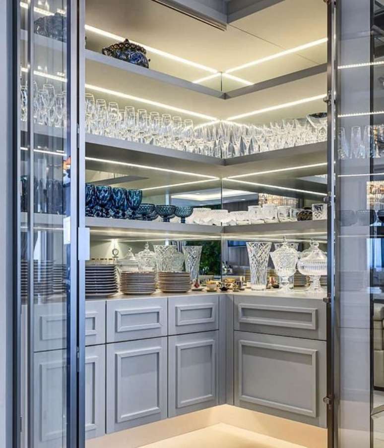 50. Cristaleira de vidro com led luxuosa &ndash; Via: Marrom M&oacute;veis Planejados